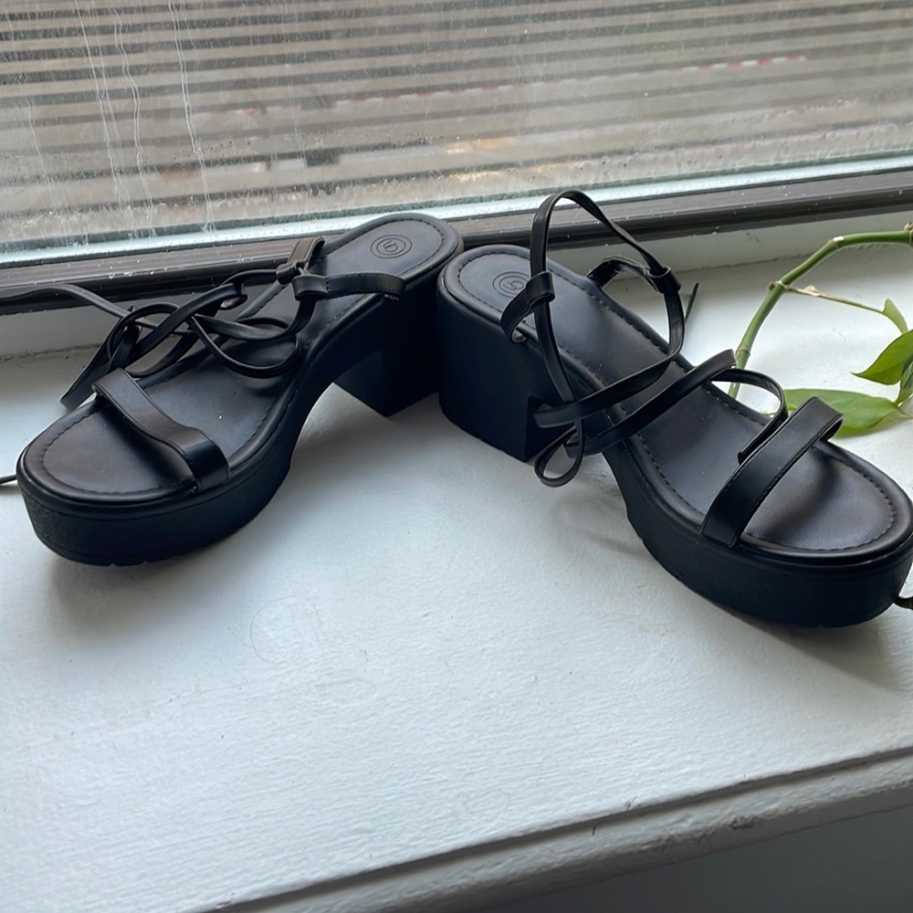Urban outfitters lace up platform sandals 8 black